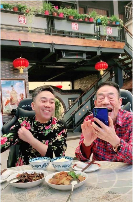 58岁著名相声演员家中做菜,厨房内景曝光,面积大到如饭店后厨_杨议