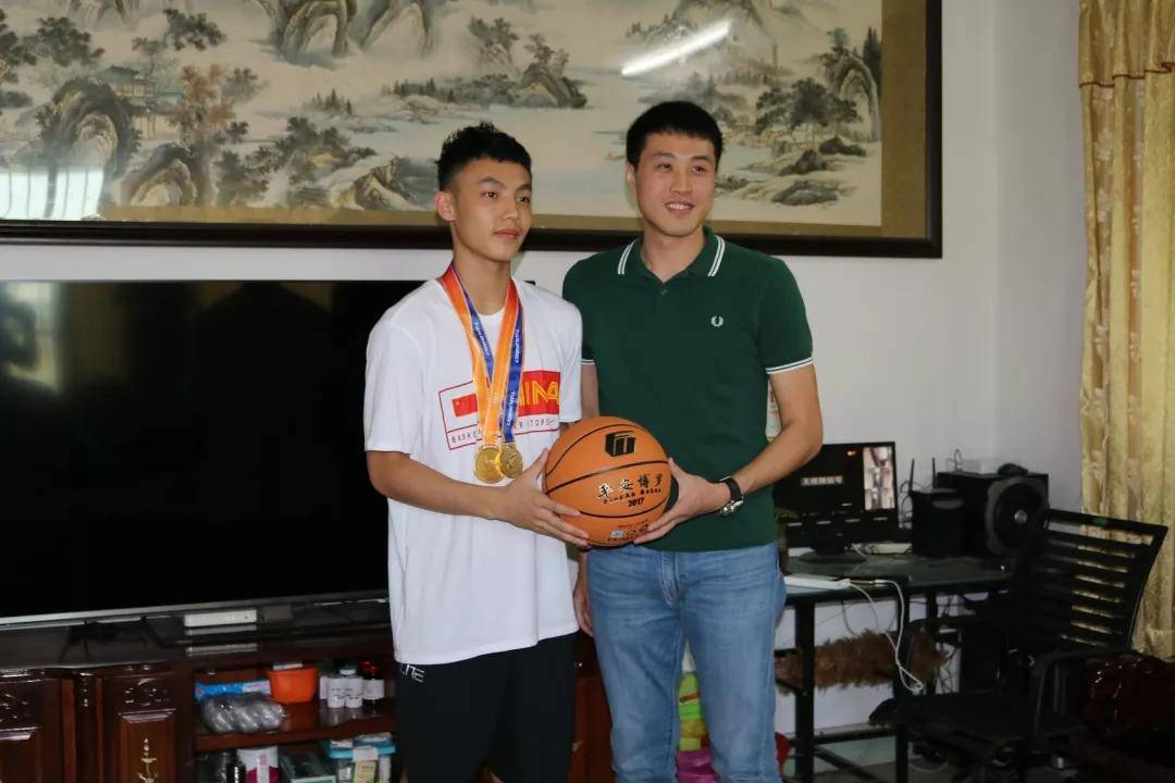 上双,其中外援布克得到12分13助攻,顾全21分6篮板,贺希宁21分7篮板,复