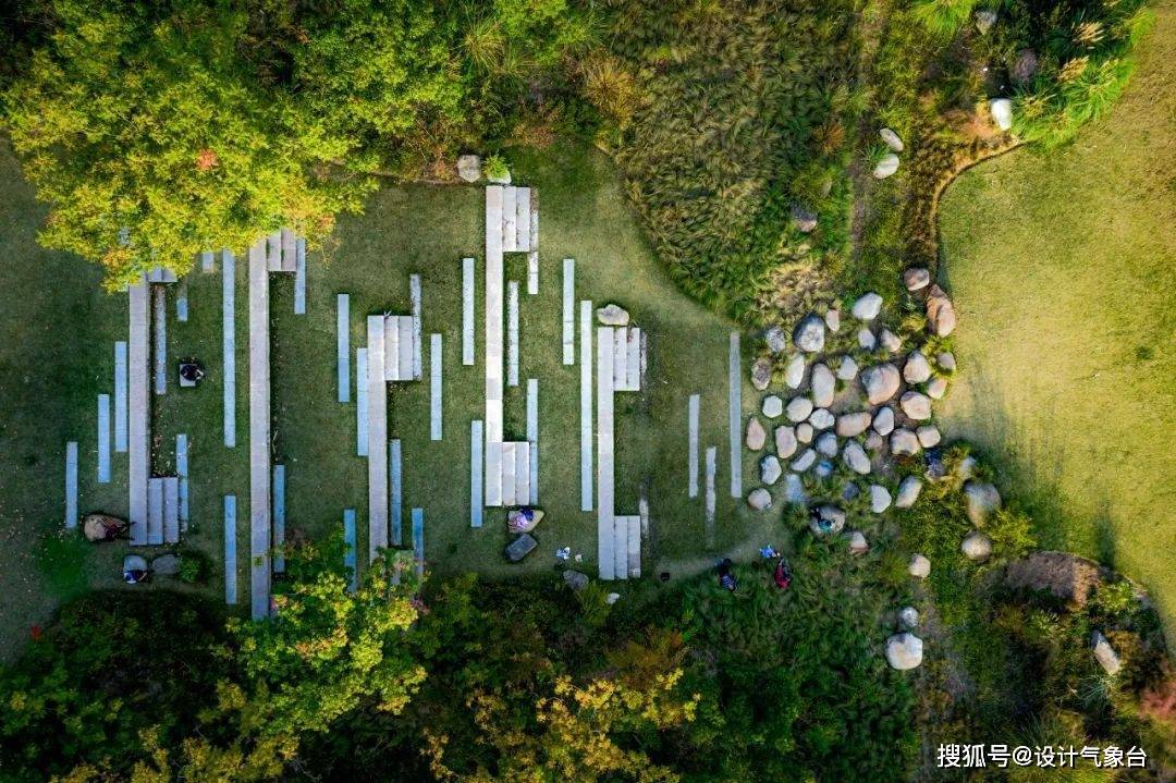 灌木能够在垂直面上形成四面封闭,顶部开敞的空间,这种空间可以在具有