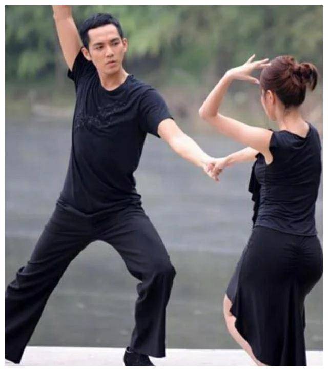 44岁的钟汉良舞步轻盈,看到他臀部蹲下的姿势,女生都难做到_穿着_样子