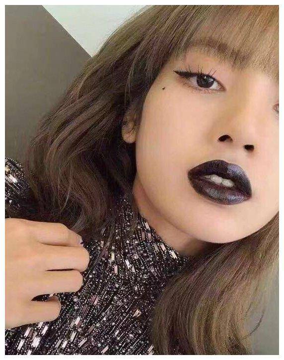 还是lisa亲自晒的照片,她都搭配了简单的妆容和超深色系列的黑色口红