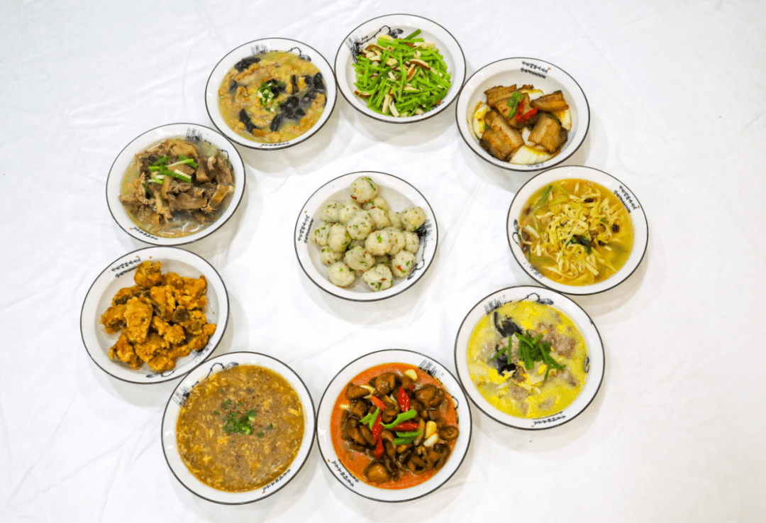 十大碗二,美食亮点:1,本地人倾心推荐,一站式逛吃金寨,吊锅,十大碗,红