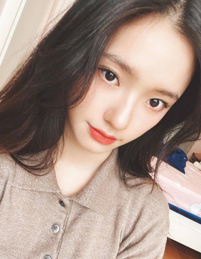 24岁林允晒最新自拍,茶色上衣蓬松头发,美出少女感_造型_标签_近照