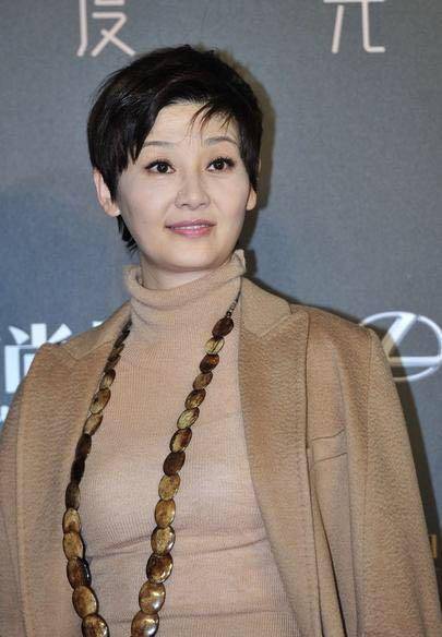 53岁徐帆喜欢大浓妆扮年轻,害怕老去反而更显老,脖颈纹很真实_口红