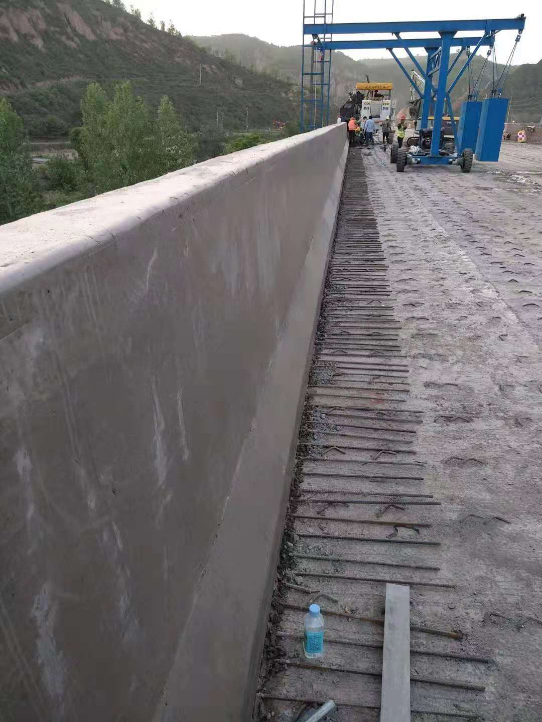 防撞墙滑模施工队伍_路面_工作_进行