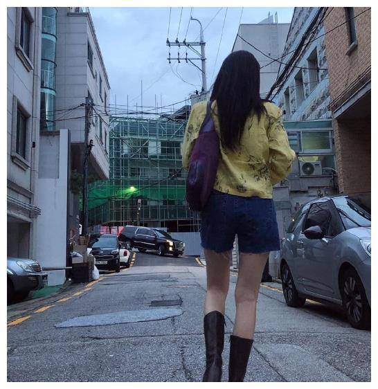 金泫雅晒美照,露脐装搭牛仔裤秀身材,这双"竹签腿"太吸睛了_穿着