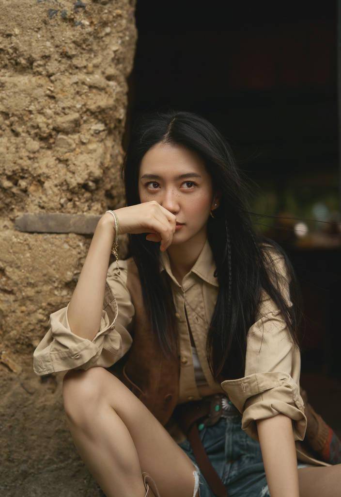 许龄月晒秋日小雀斑妆写真 牛仔女郎造型又野又欲_马甲_雀斑_写真