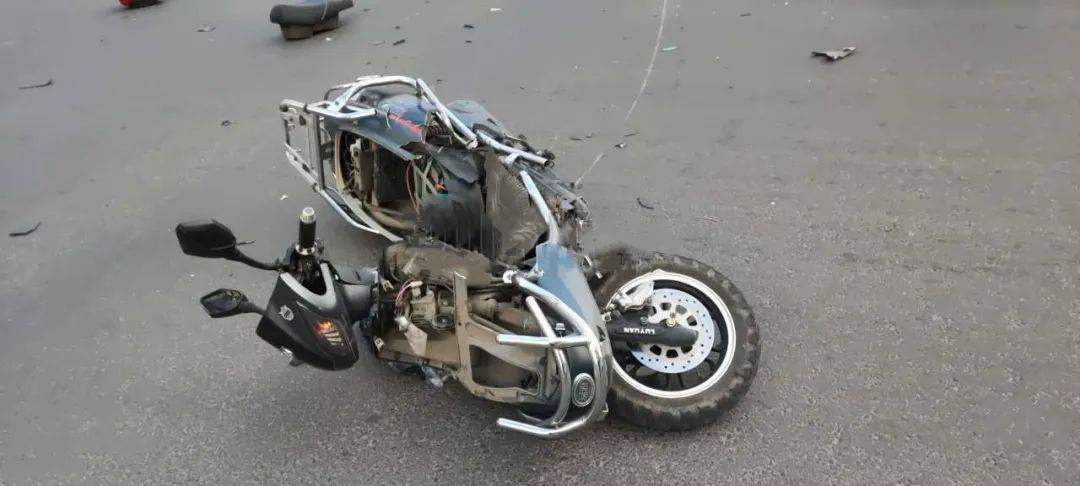 出租车路口不减速 电动车闯红灯被撞_杨某某_事故_呼伦贝尔市