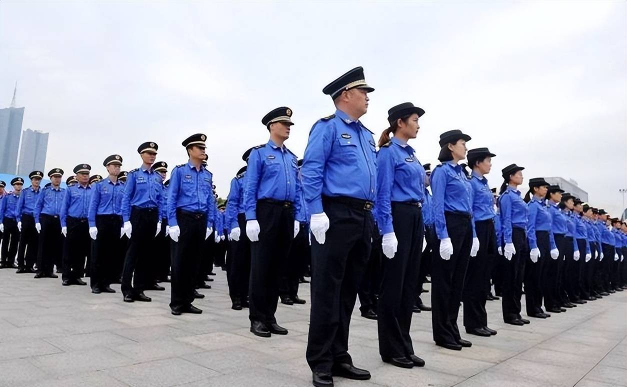 公务员6大部门统一制服换新,看着帅气干练,网友:又没教师啥事_服装