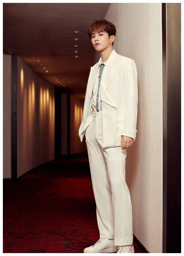 李汶翰是谎报身高了?穿上西装 小白鞋的腿都有1米3了吧?