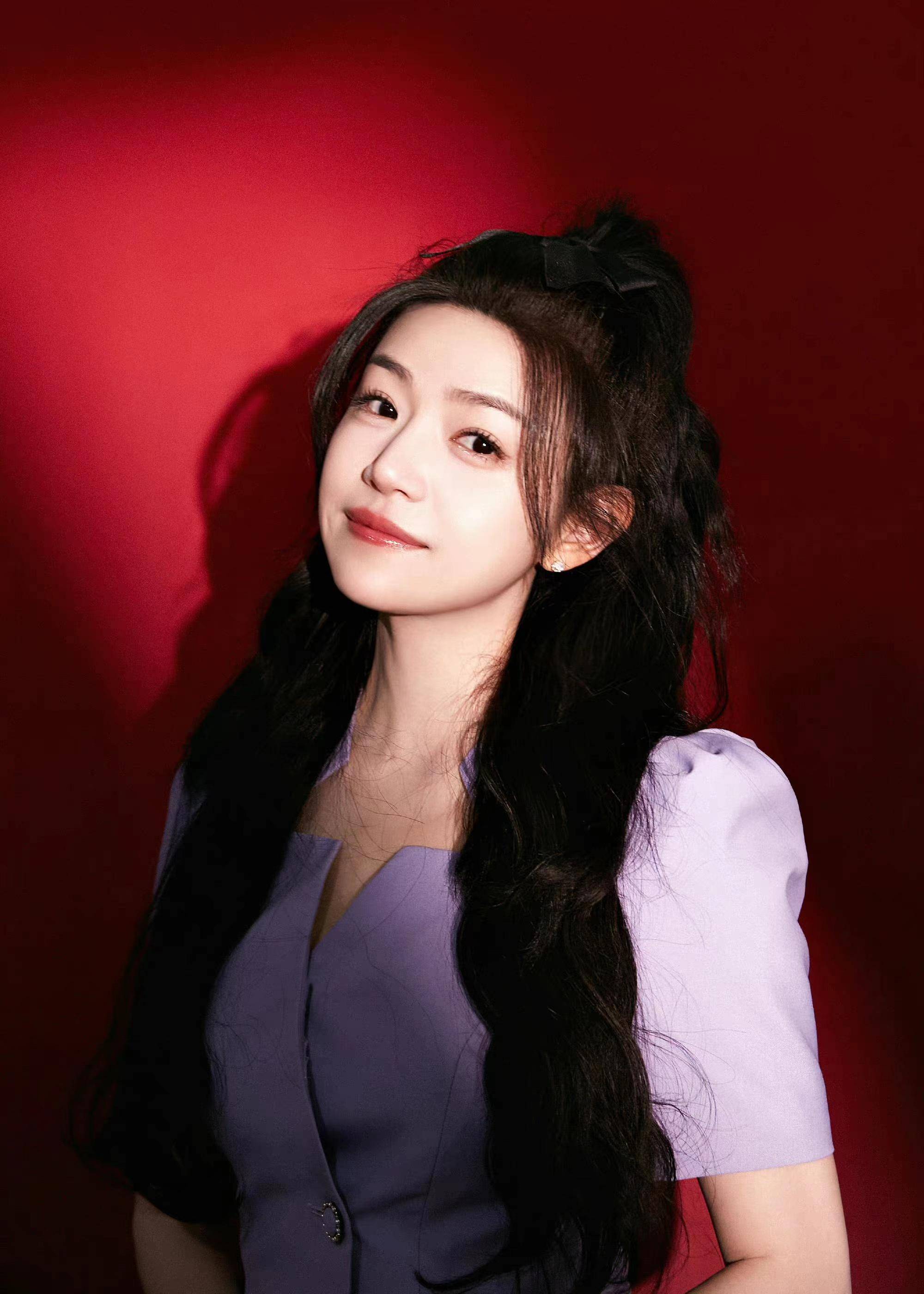 陈妍希登台献唱,穿香芋紫不规则西装裙,半扎马尾气质减龄_造型_好身材