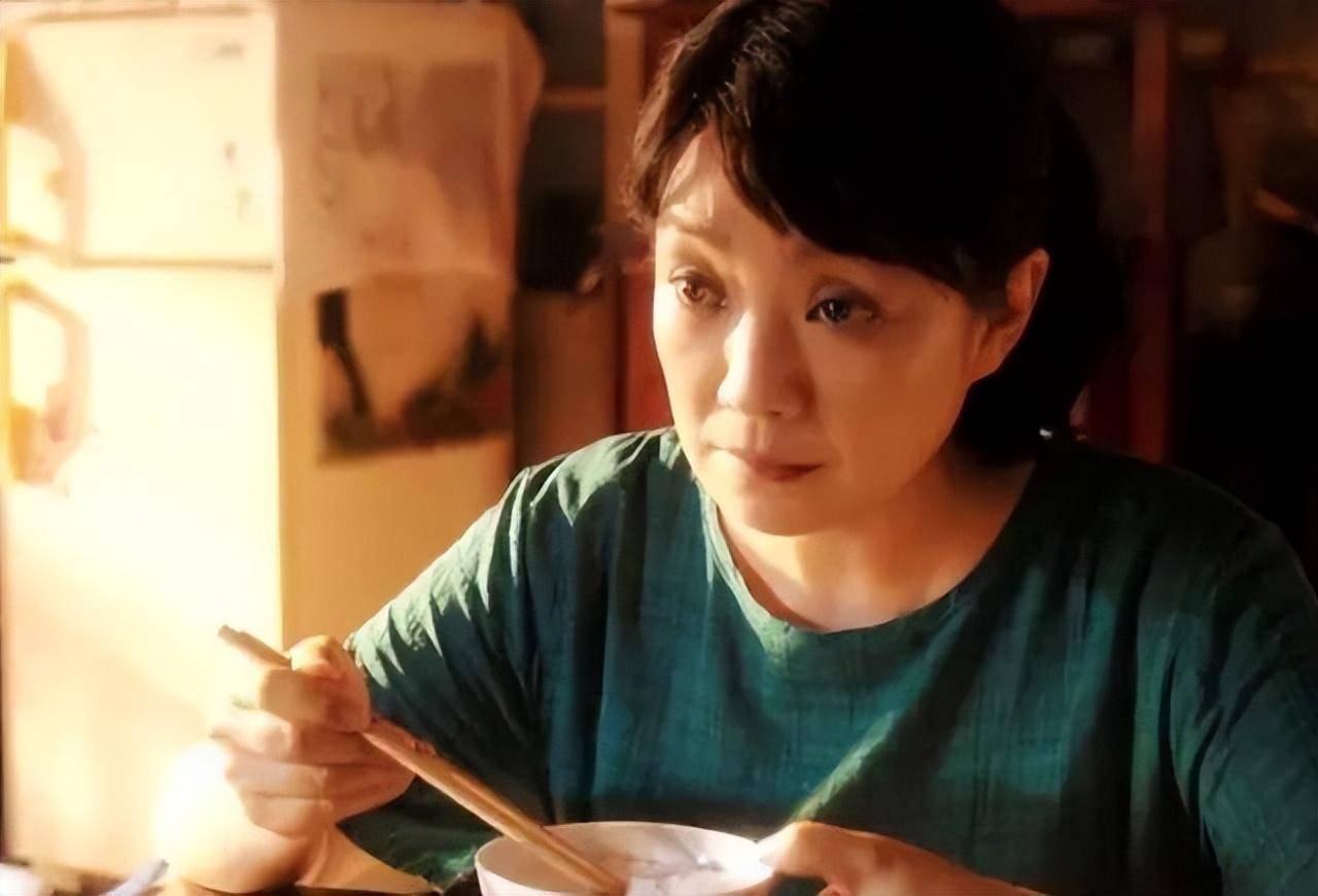 王海燕:41岁才做妈妈,和张嘉益结婚15年,事业家庭两不误