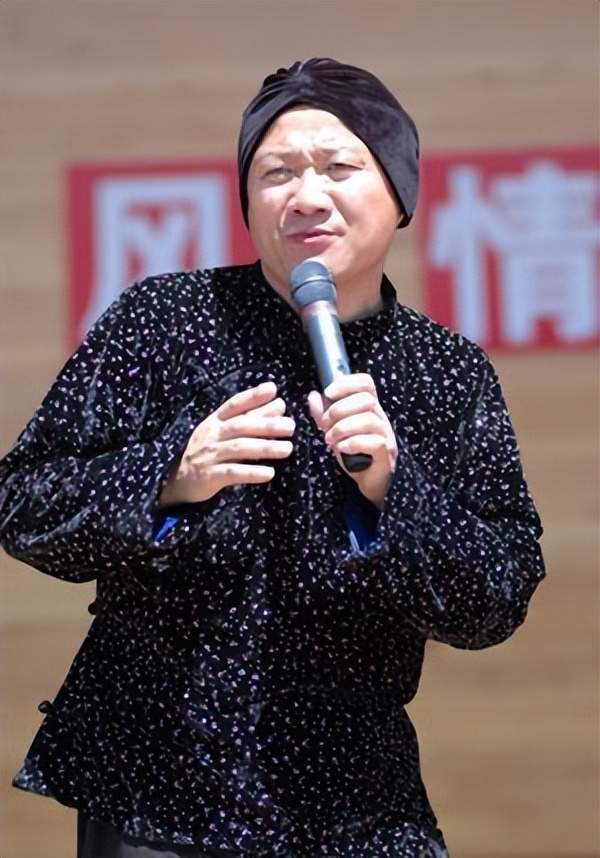 唐鉴军的负心情史,与原配离婚娶搭档,53岁和小美女牵手再起风波_孙