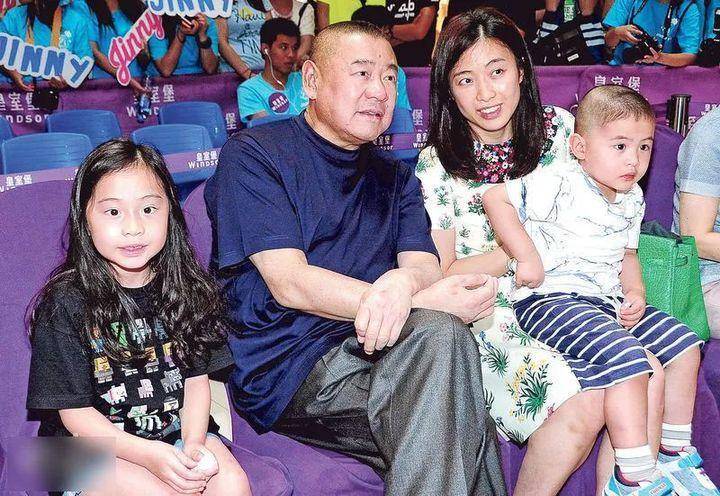 追王颖妤登报求婚6次,追李嘉欣时,徒步爬20层楼为其送夜宵.