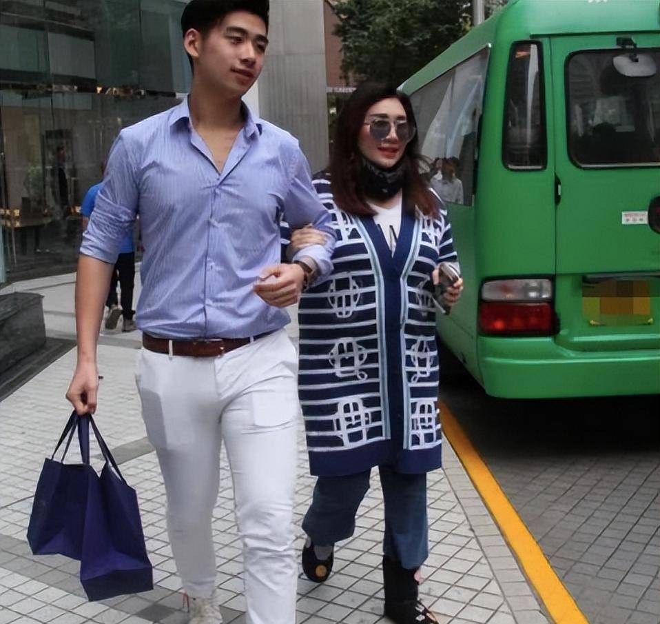 至于家境,辛奇隆既不是豪门富二代,也不是明星,顶多算是东北一个正常