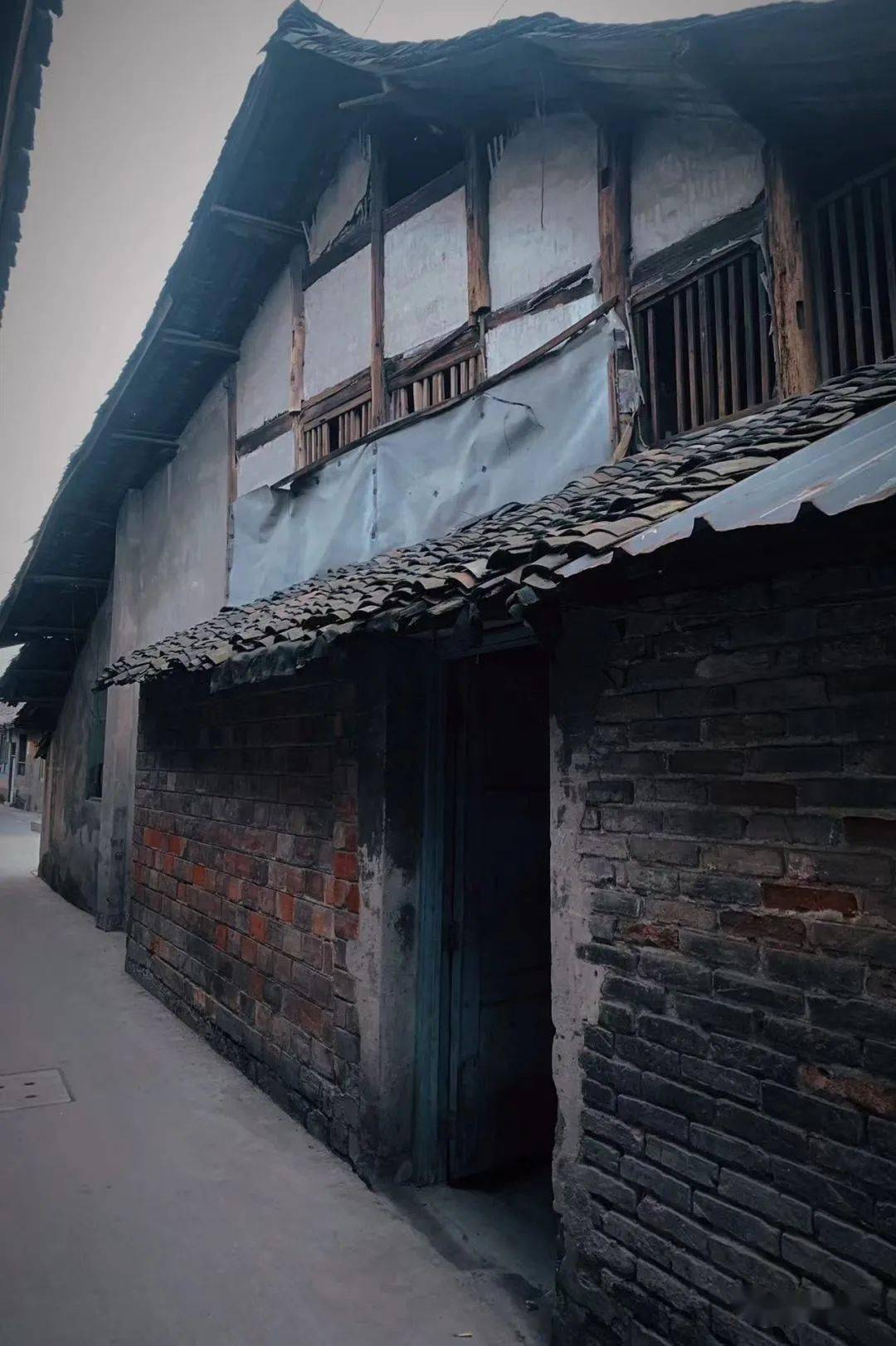 西坝古镇老街是一个川西南建筑风格的集镇建筑群,蜿蜒曲折地从岷江