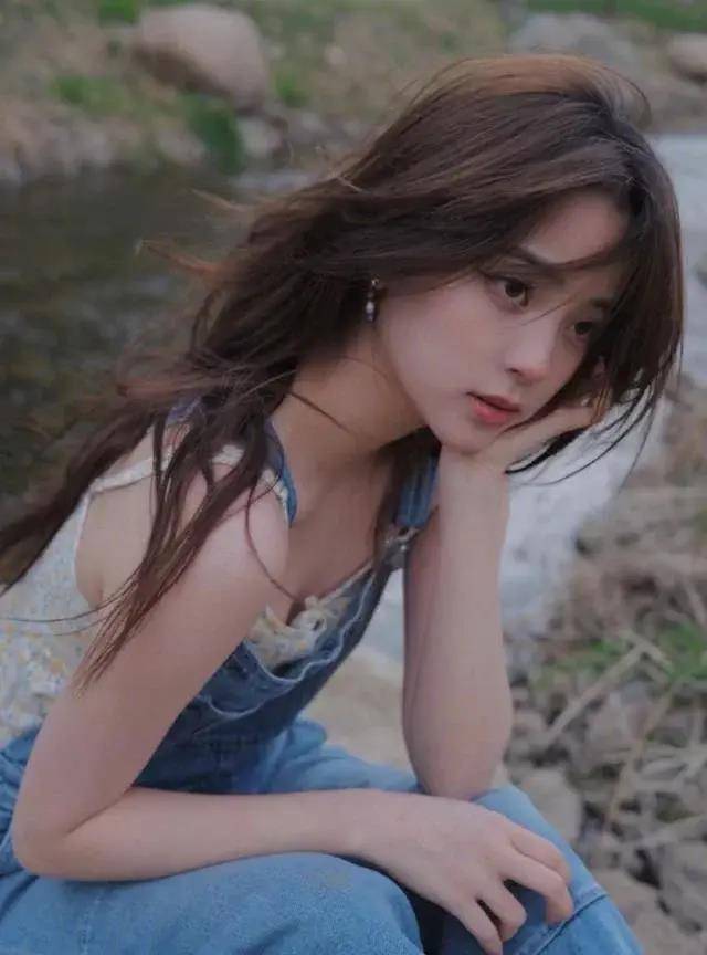 欧阳娜娜拍写真照不穿衣服被说,轻熟风路线已全开,好身材挡不住_时尚