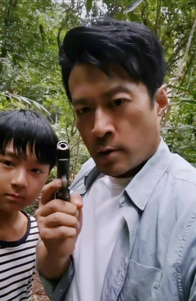 50岁的谭凯现身西双版纳,深夜忙着拍戏,树上一群鸡很抢眼_电视剧_带着