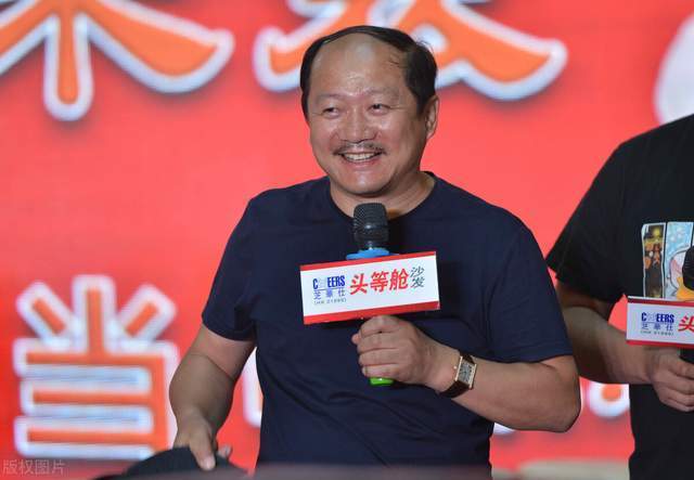 唐鉴军的负心情史,与原配离婚娶搭档,53岁和小美女牵手再起风波_孙