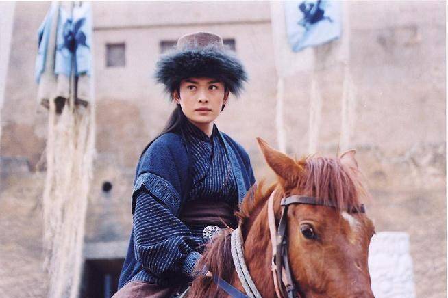 他是古装王子,二婚娶小12岁娇妻,如今儿女双全,三拒琼瑶成遗憾_黄海冰