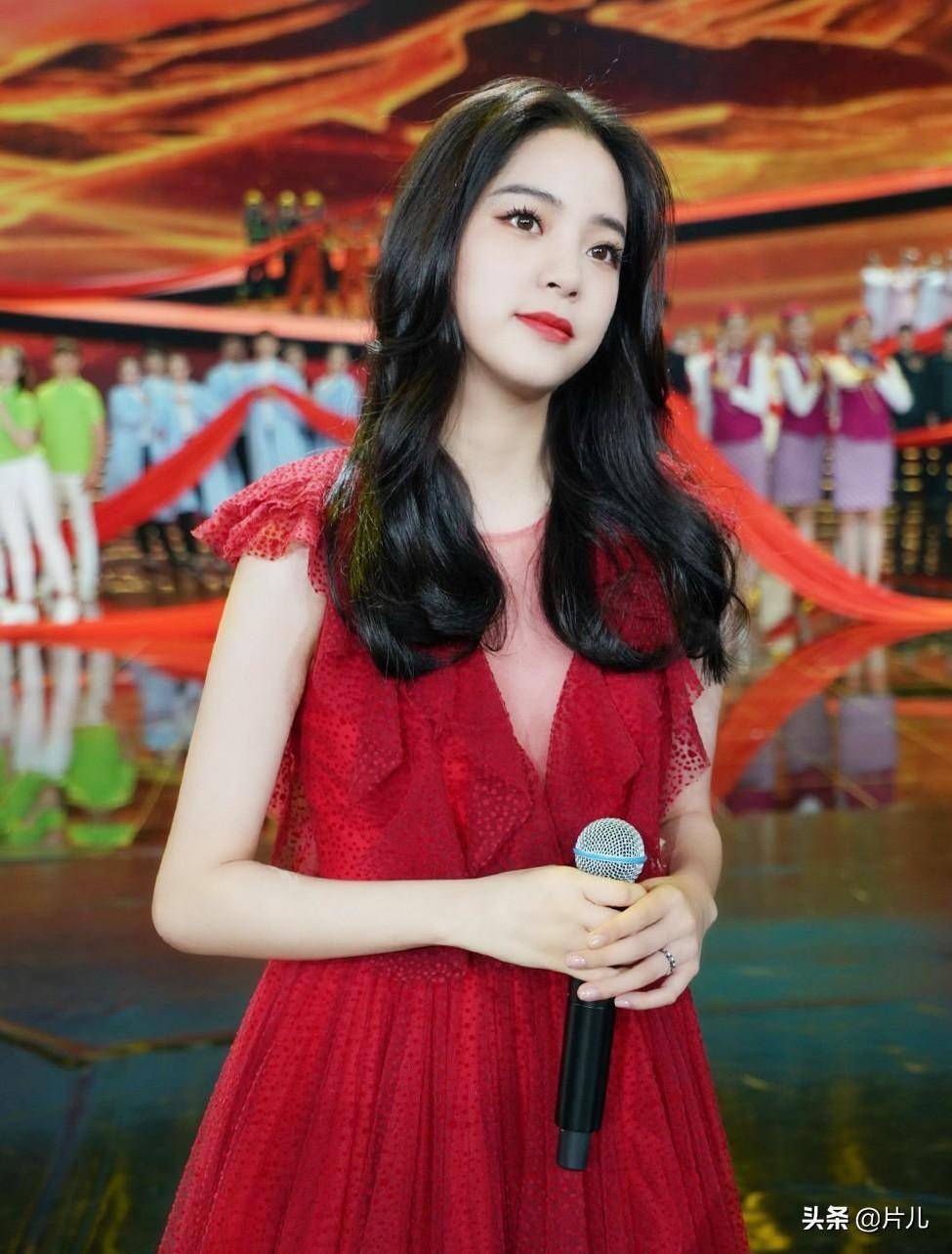欧阳娜娜惊艳亮相电视,一袭红裙少女感十足,被赞太美了_祖国_北京_大
