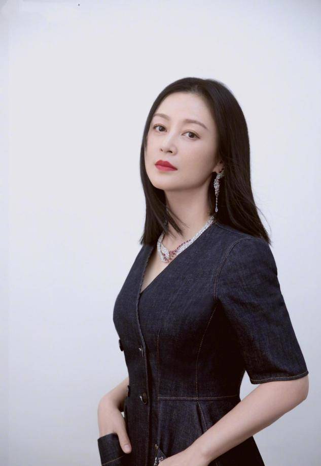 陈凯歌娇妻越来越时髦,穿抹身材长裙秀身材,气质魅力不输年轻人