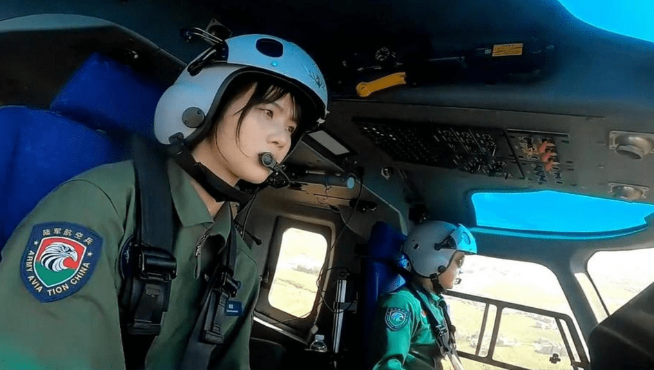 95后陆航女飞行员徐枫灿,与新兵合影到学校讲座,不仅人美还很飒_军校