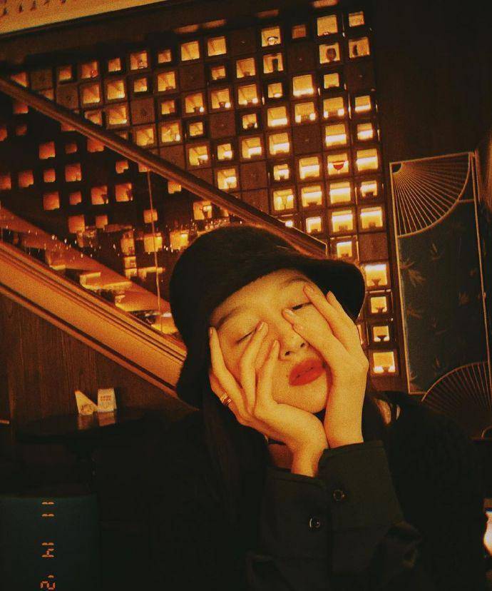 关晓彤酒吧穿搭让人眼前一亮,穿黑衣配几十万大金表,时髦又贵气_手表