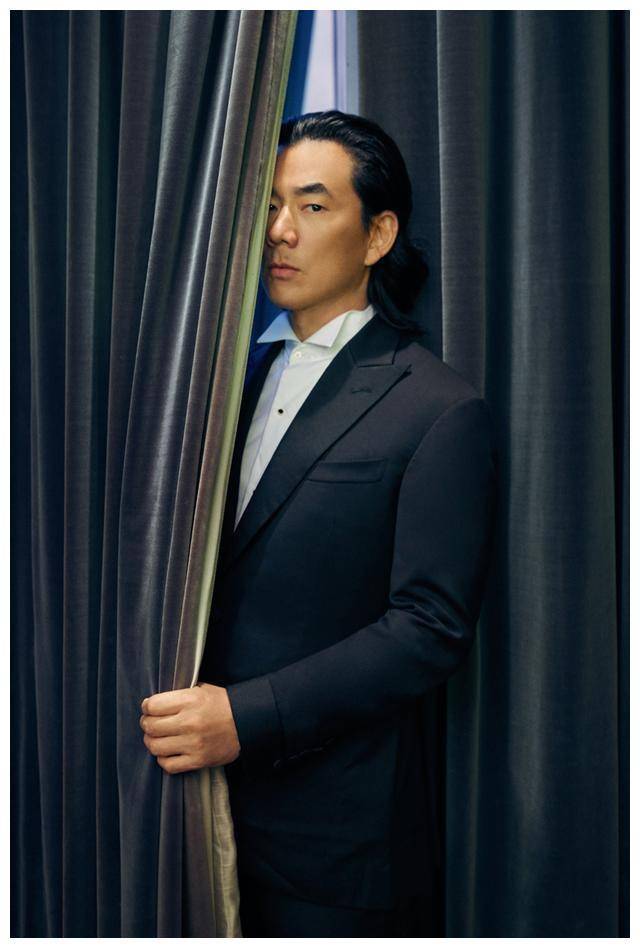 任贤齐53岁魅力不减,黑西装配大背头荷尔蒙爆棚,这个反派真迷人_穿着