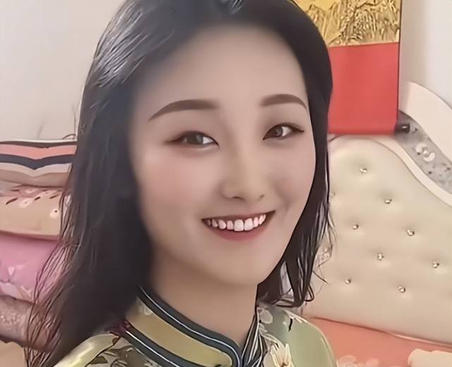 大衣哥儿媳妇晒孕妇照,朱小伟亲吻妻子孕肚,陈萌侧脸很像陈亚男_朱家