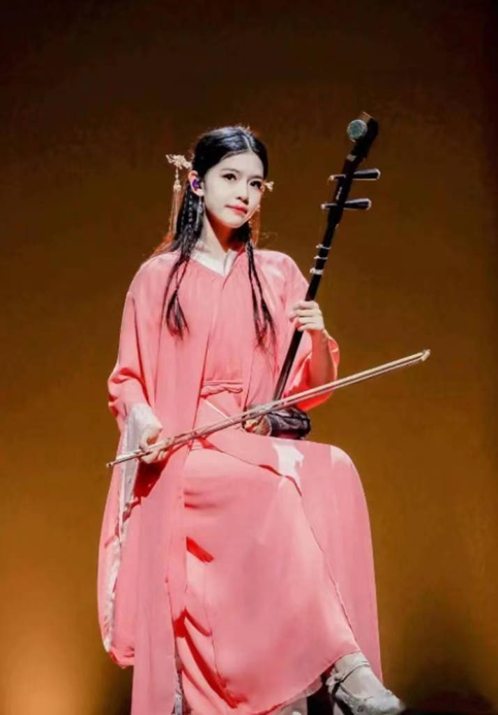 他们都是国内非常著名的二胡演奏家,陈同学的母亲刘珂是琵琶演奏者