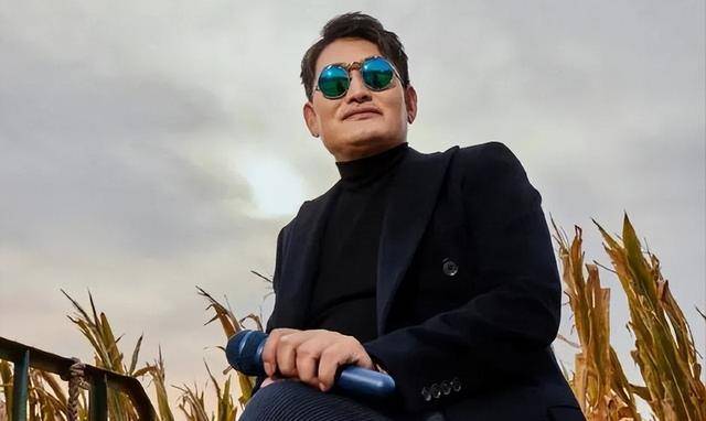 大衣哥朱志文模仿周润发!登上杂志封面就像巨星_儿子_网友_成功