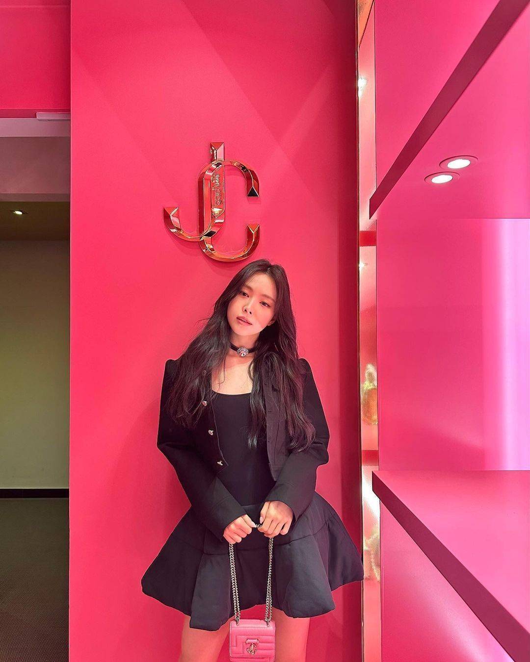 今年28岁,作为apink成员出道的孙娜恩在今年4月退出apink,与yg签订