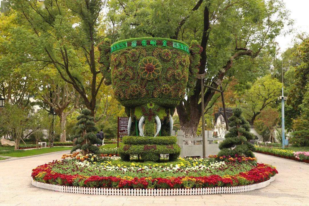 点击可查看大图漫步园中,啃苹果的小刺猬,背草篓的小野兔……各式各