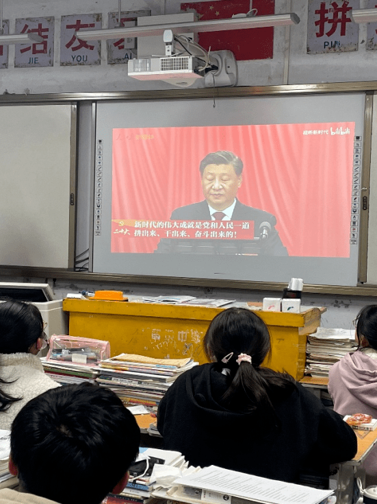 青动态||留坝县中学团委组织开展“学习二十大,永远跟党走,奋进新征程”主题团课_祖国_青年_报告