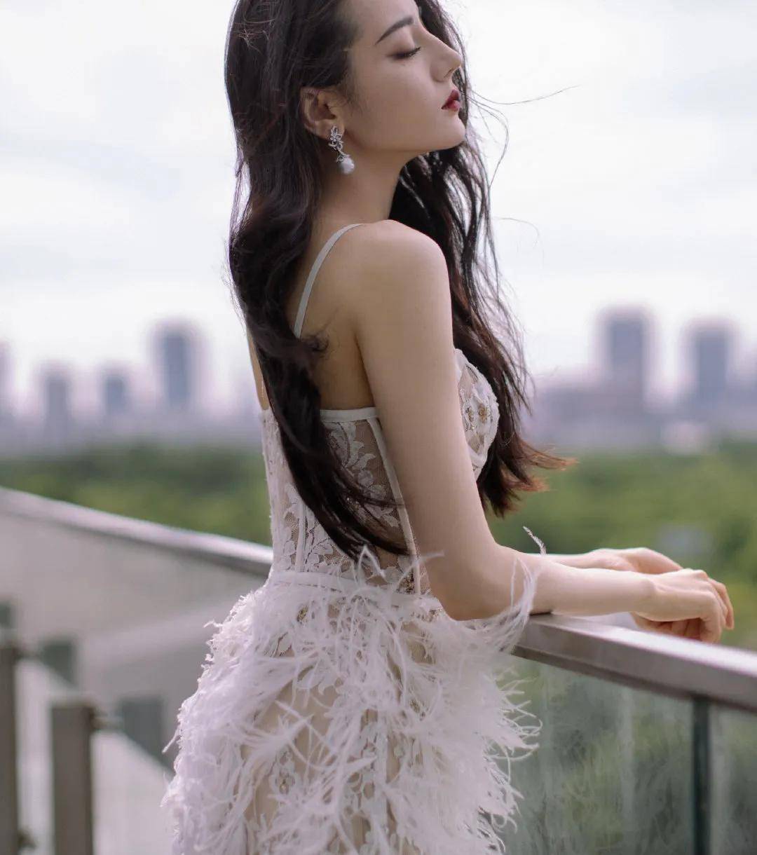 热巴,小林青霞,佟丽娅,陈乔恩白色抹身材礼服写真,你更爱谁?