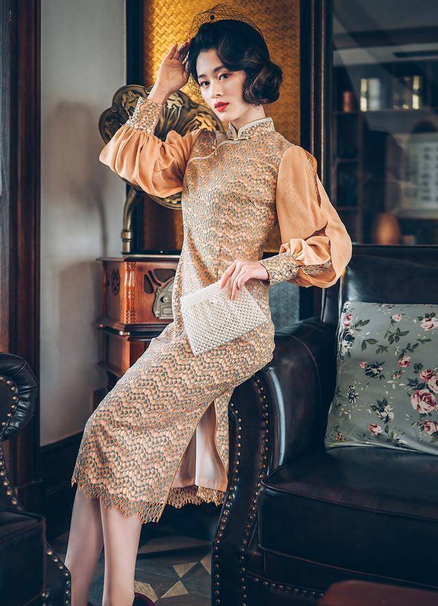 任何时期旗袍都没有停止过与时尚的融合,当下流行的旗袍简约时髦又