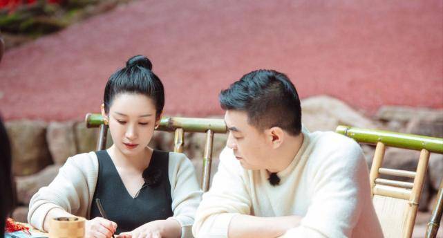 她是《小敏家》里的李萍,现实中被老公宠成"小公主"_秦海璐_周迅_不