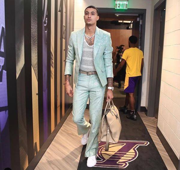 终于放弃黄毛发型 库兹马逐渐进入季后赛模式 他能做好第三巨头吗