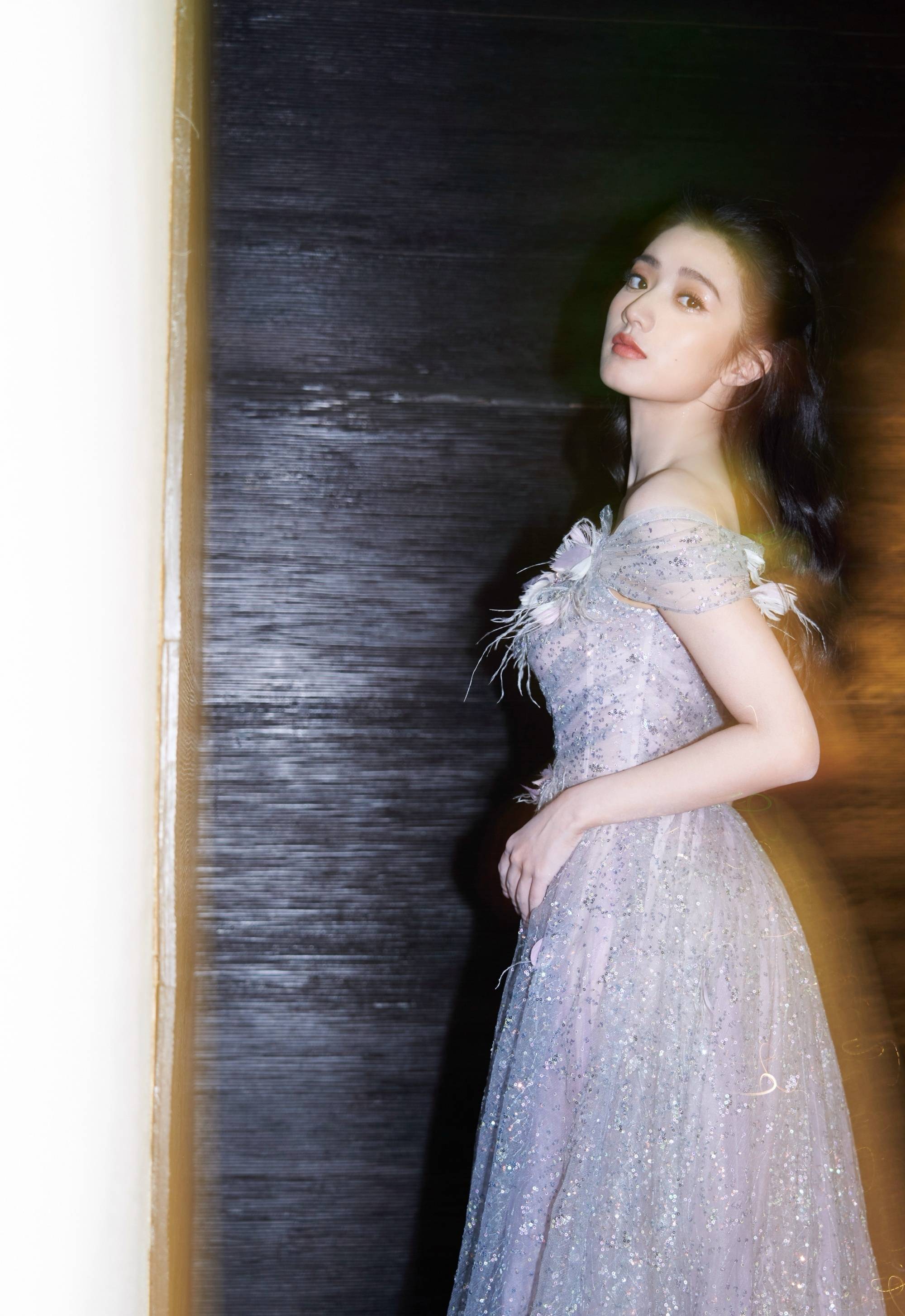 青春女星黄羿晒"静谧星辰"写真,穿礼服造型惊艳,魅力十足_留言_张是黄