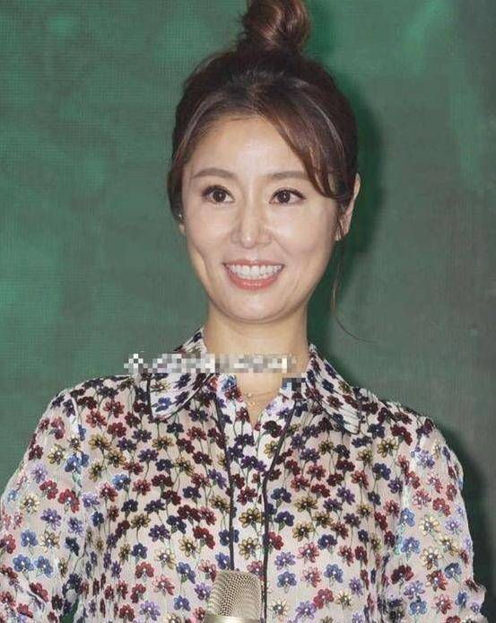 从林心如的素颜照中也可以看出她稍显老态,前面的长刘海让她整个人