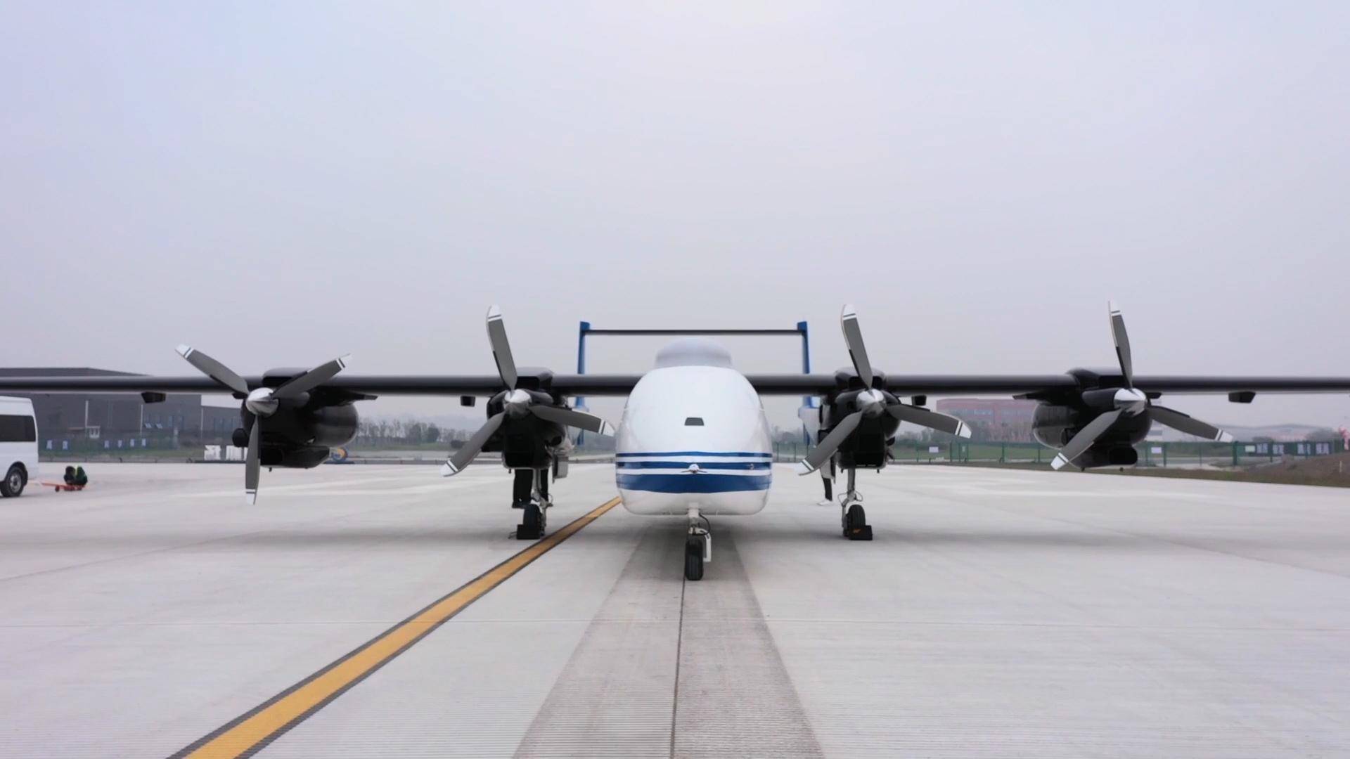 国产大型四发无人机成功首飞