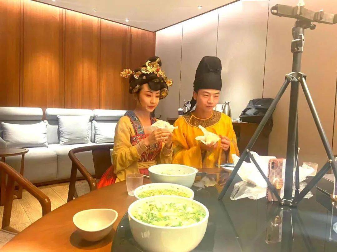 致力于推动文商旅融合发展的休闲街区,也应大势所趋,在直播经济中注入