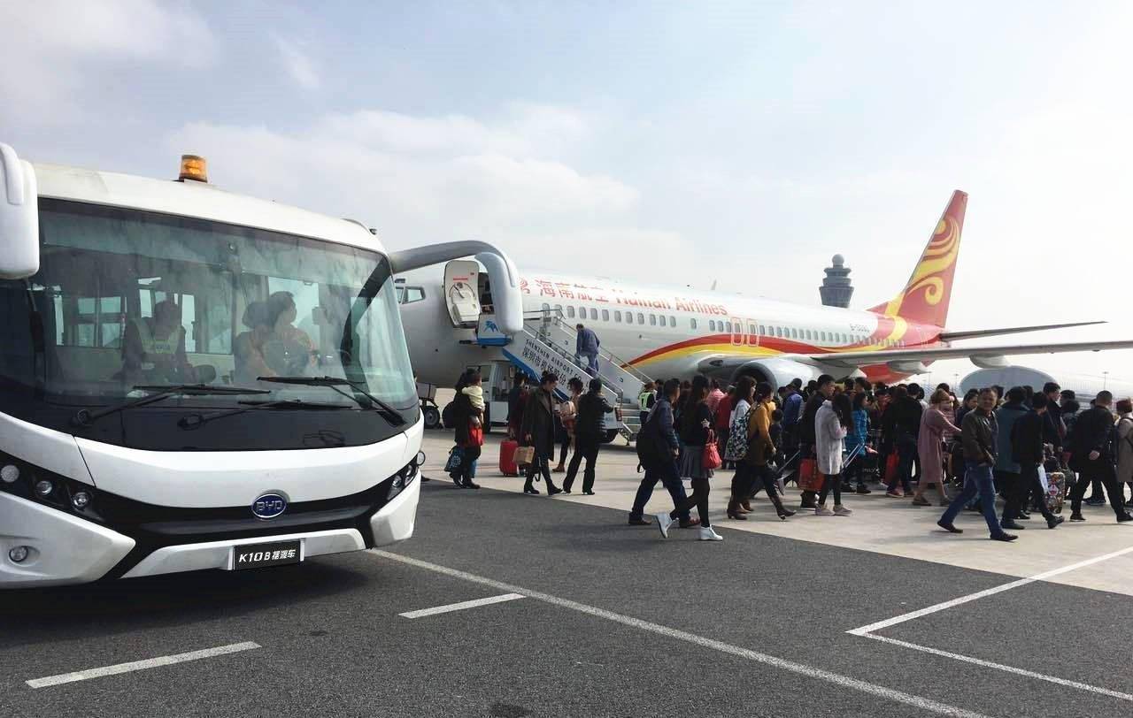 而机场穿梭车则对其概念进行了细化,将其定义为专门用于接送飞机乘客