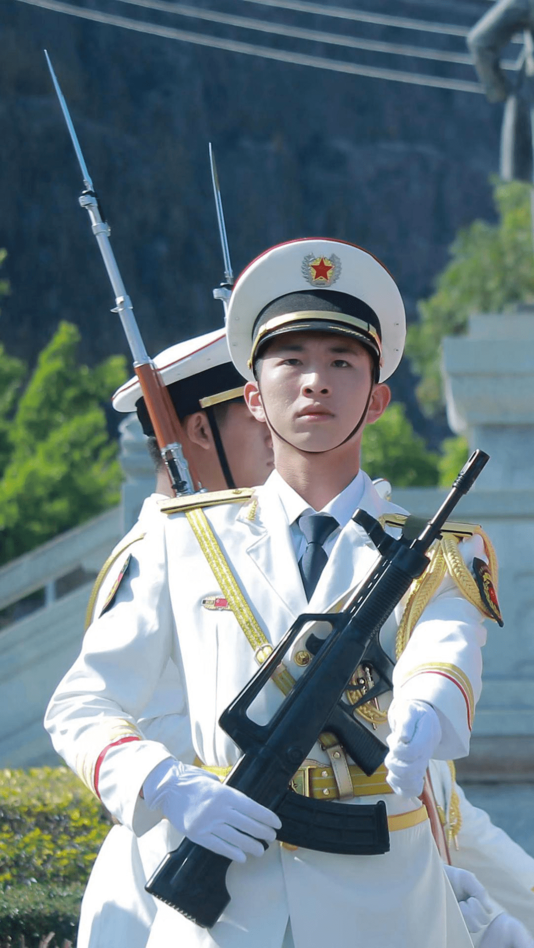 转变,从应征入伍开始!随着年龄的增长,刘海洋对军人的认识也不断增加.