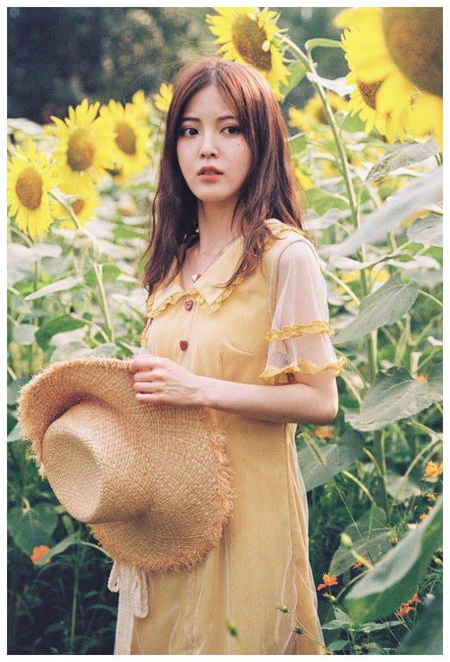 扮演"唐小米"的人就是朱丹尼,出演话剧的学生,长相非常精致,话剧