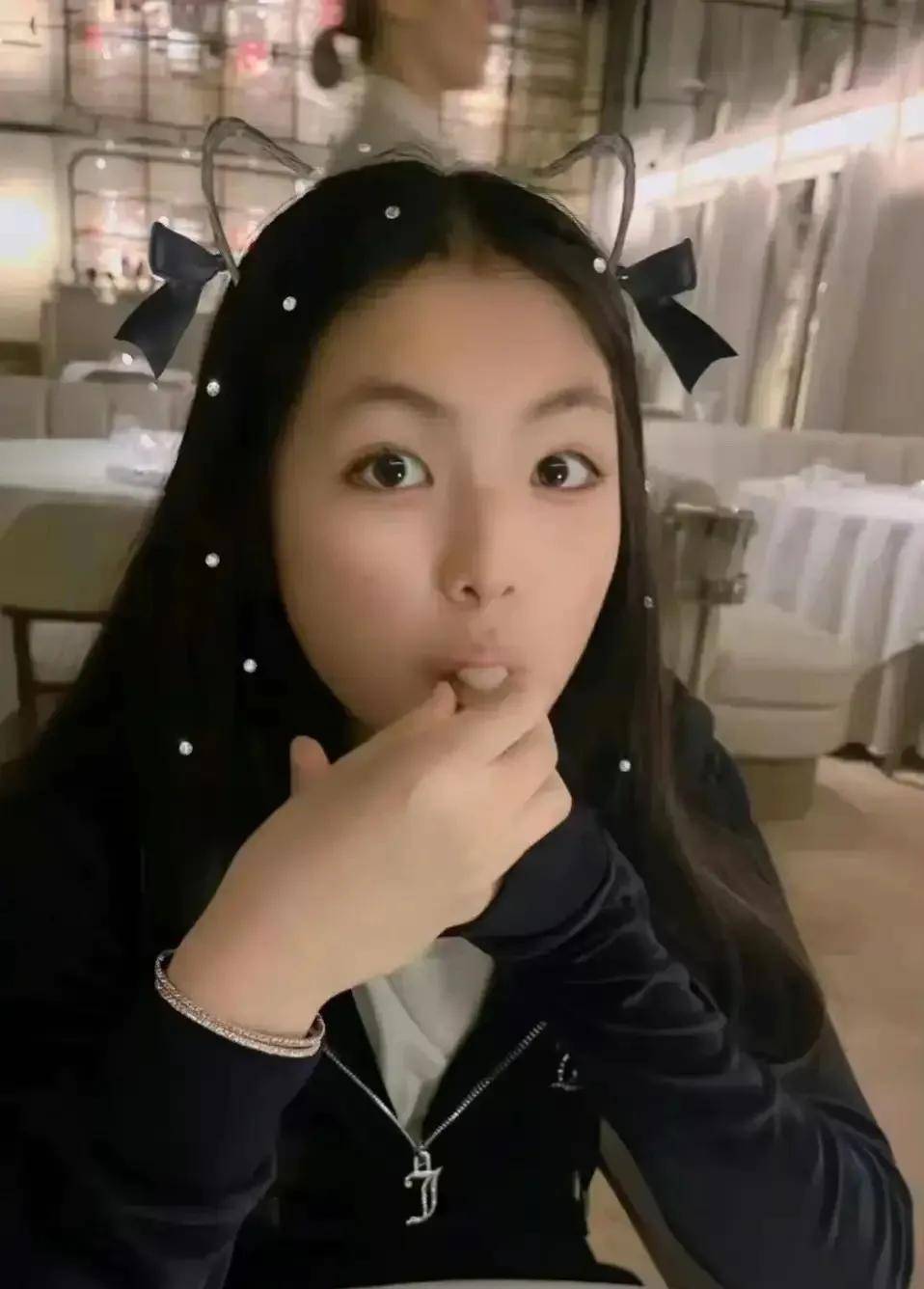 母女俩看展胖成了两个王诗龄,脸和脖子连在一起_黑色_妈妈_气质