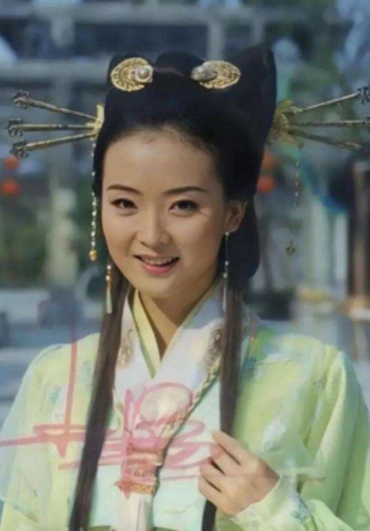 几年后,王艳在电影《奇侠俏妹闹热河》和民国爱情剧《烟锁重楼》中都