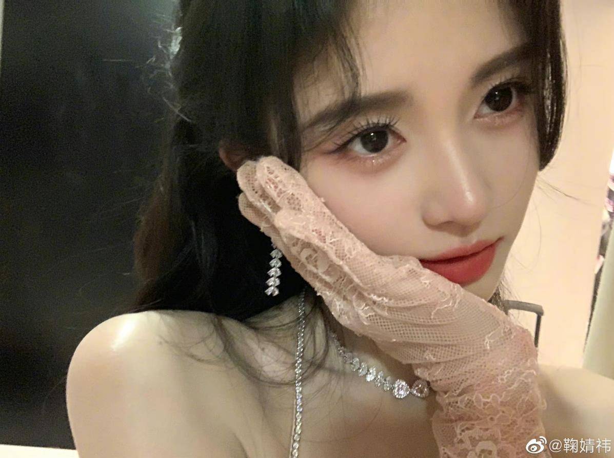 鞠婧祎也太美了,樱花粉吊带裙 公主头,难道这就是"初恋"?