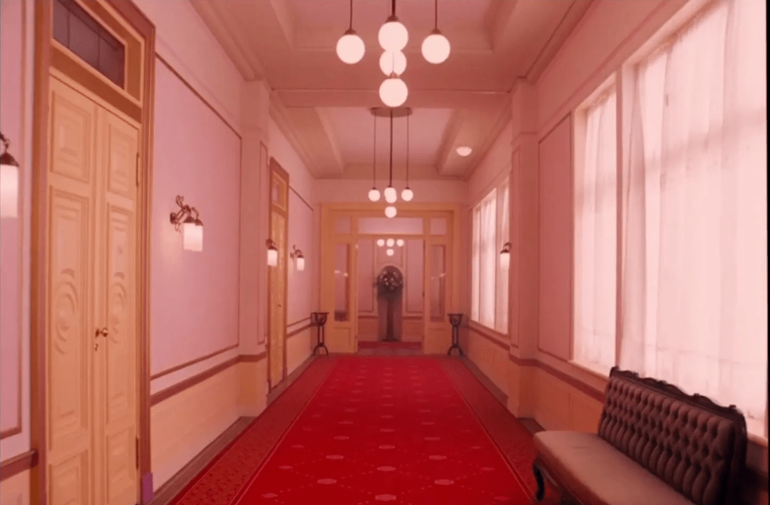 《闪灵》中似乎无止境的走廊串接起几乎完全相同的空间,转弯之后又是